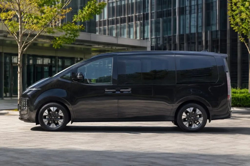 Hyundai Staria - Photo 1